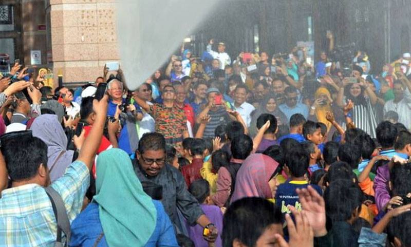 nPUTRAJAYA, 26 Nov -- Perdana Menteri Datuk Seri Najib Tun Razak menyemburkan air pada program berkhatan beramai-ramai 2016 bersama anak-anak komuniti Wilayah Persekutuan di Masjid Putra hari ini.nSeramai 1,250 kanak-kanak didaftarkan menyertai acara ters