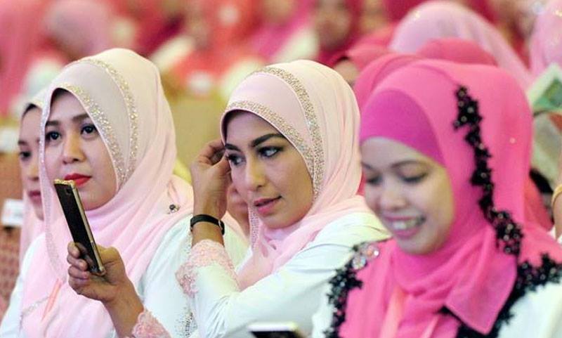 CaptionnKUALA LUMPUR, 30 Nov -- Kelihatan Perwakilan Puteri UMNO sempat membetulkan solekan sebelum bermulanya Persidangan Puteri sempena Perhimpunan Agung UMNO 2016 di Pusat Dagangan Dunia Putra hari ini.n--fotoBERNAMA (2016) HAK CIPTA TERPELIHARA