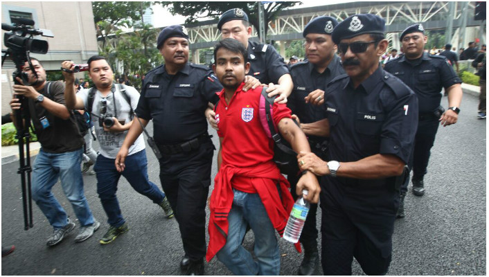 惹事生非的红衫军怒骂马来同胞去参加净选盟，即场遭警方逮捕。-Choo Choy May摄-