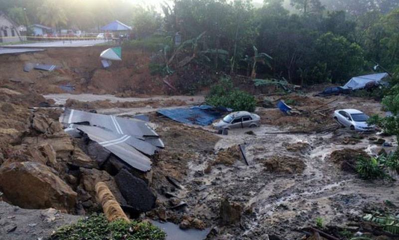 Sekurang-kurangnya enam kereta, dua motosikal dan sebuah van milik penduduk tertimbus dalam kejadian tanah runtuh di Taman Idaman, Serendah awal pagi pada 26 November 2016. u00e2u20acu201d Foto Bernama 