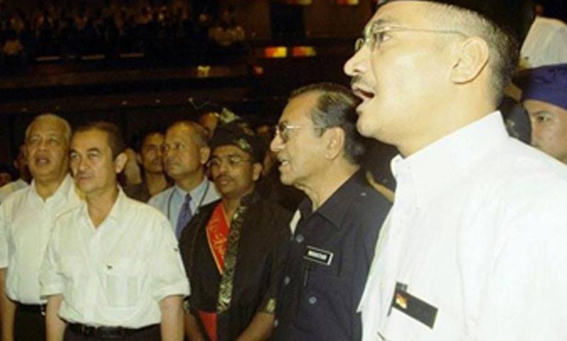 2001年时敦马在巫青团活动，右起为希山慕沙、以及当时仍是老二，后来接棒成为大马首相的敦阿都拉。左为时任巫统总秘书丹斯里卡立。-马新社-