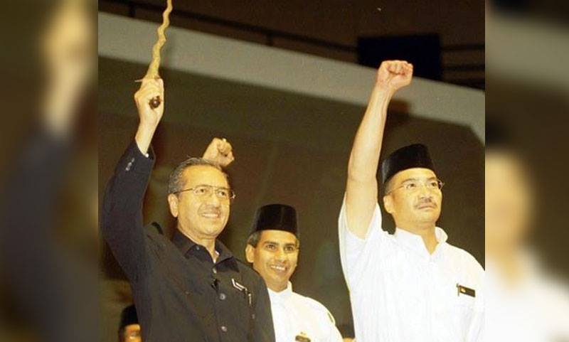 2001年时，敦马还是首相兼巫统首相，为巫青团致词时还高举象征巫统的马来剑，旁为希山慕丁。-马新社-