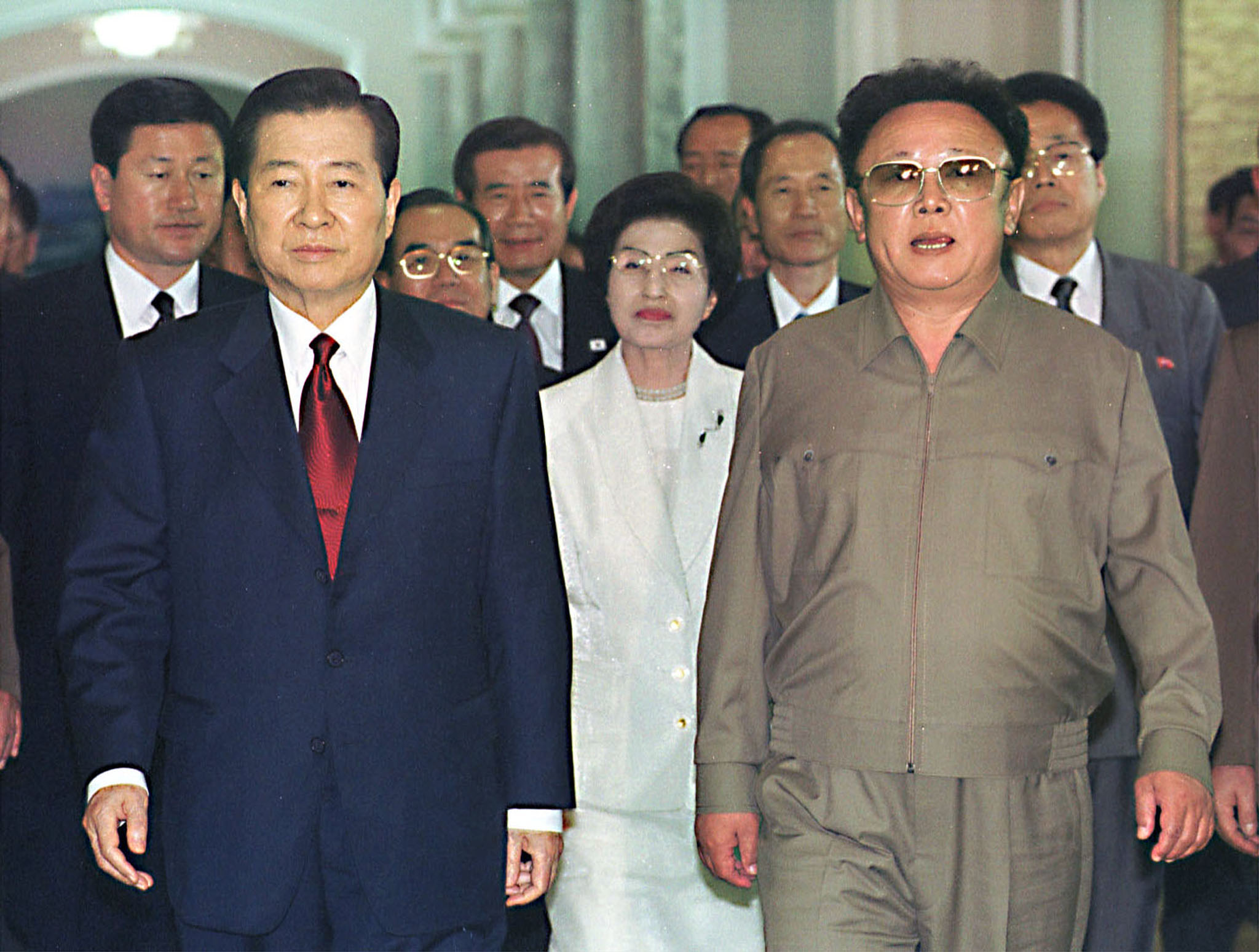 金大中（左）上台后积极推动韩朝和解，历史性地与金正日举行会晤。-图取自网络-