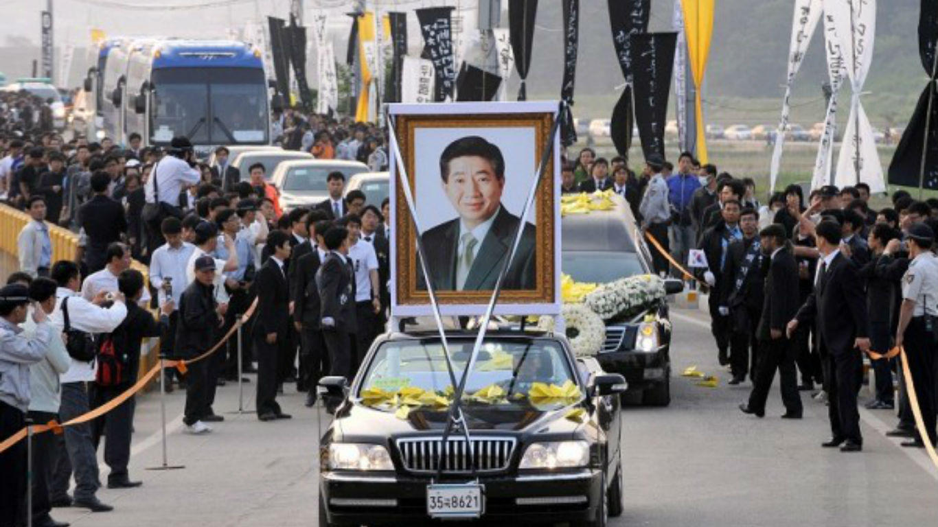 卢武铉栽在家人和友人手中，从悬崖跳下自杀身亡，以最惨烈的方式告别世界。-图取自网络-