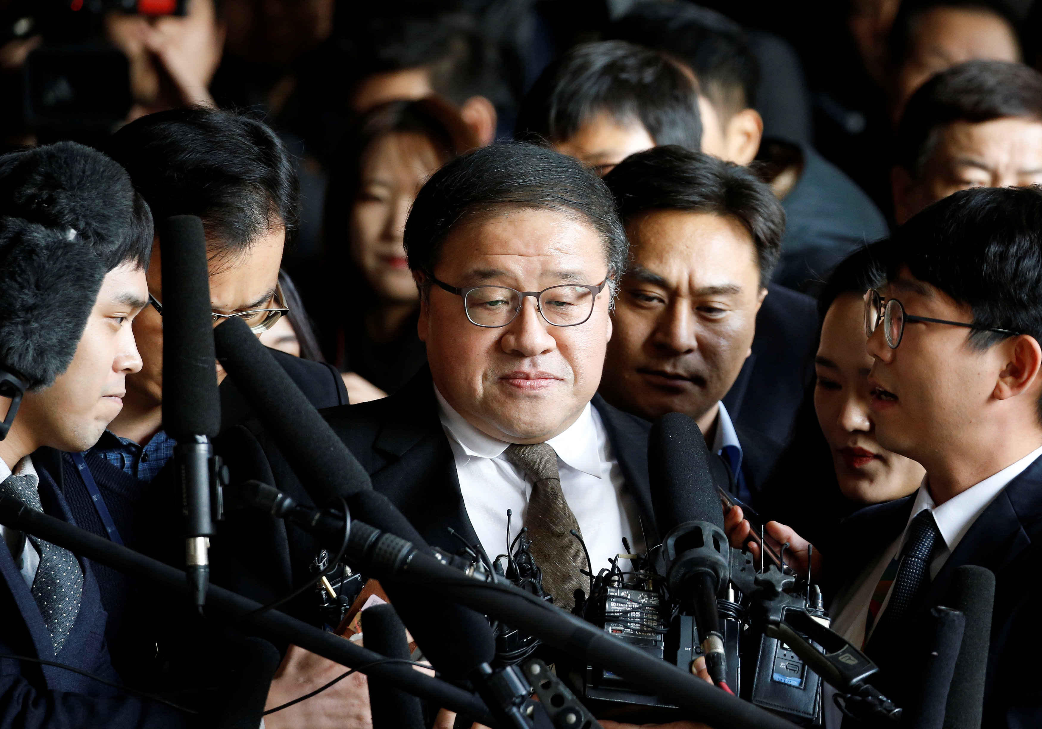 Former senior presidential secretary for policy coordination, Ahn Jong-beom, is surrounded by media as he arrives for questioning as part of the investigation into a political scandal involving President Park Geun-hye and Choi Soon-sil, at a prosecutor's 