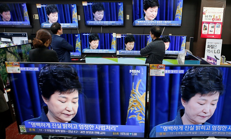 South Korean employees watch TV sets broadcasting a news report on South Korean President Park Geun-hye releasing a statement to the public in Seoul November 4, 2016. u00e2u20acu201d Reuters pic
