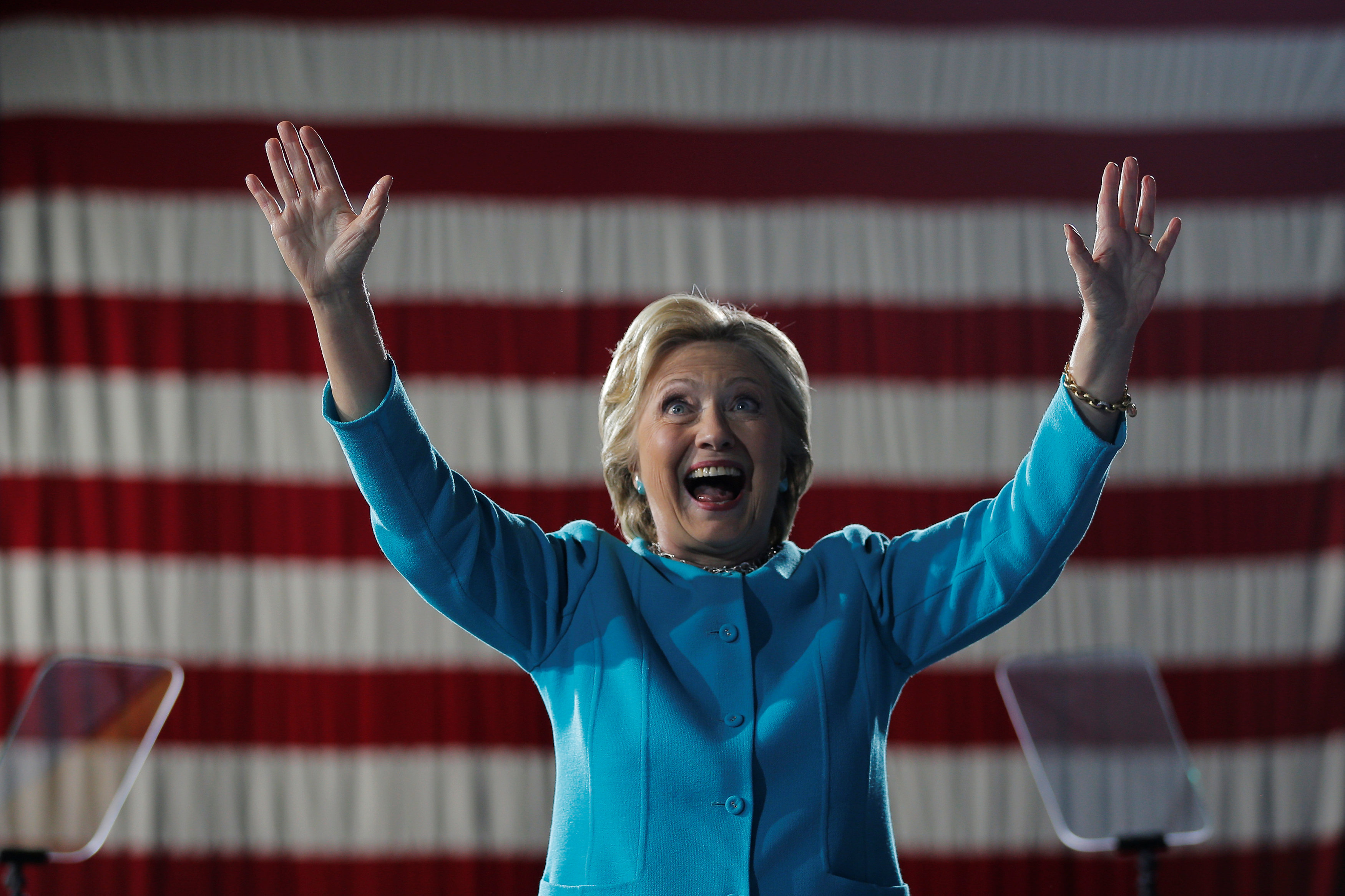 U.S. Democratic presidential nominee Hillary Clinton acknowledges the crowd at a campaign rally in Cleveland, Ohio, U.S. November 6, 2016. REUTERS/Brian Snydern
