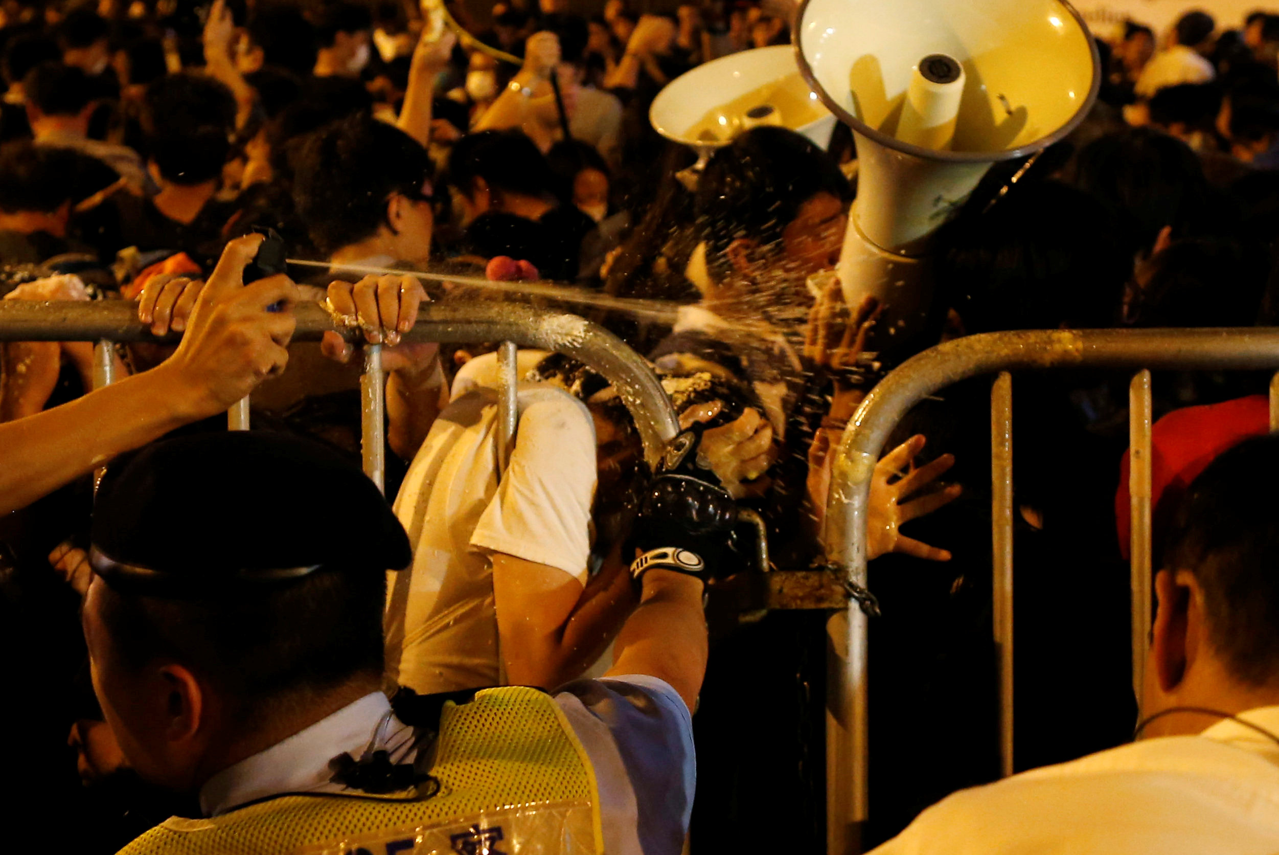 大批民众在游行示威期间和警方爆发激烈冲突，并对峙超过8小时。-路透社-