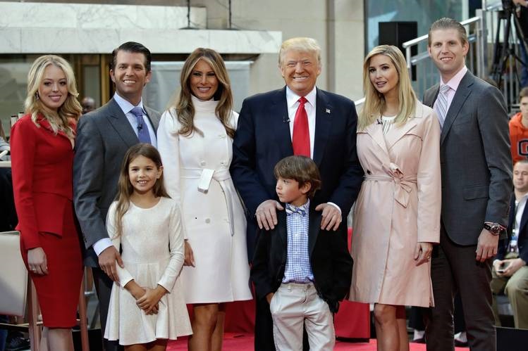 特朗普拥有过3段婚姻，现任妻子是梅拉妮亚（后排左3），70岁的他早已当爷爷、外公，共有8名孙子孙女。-图取自网络-