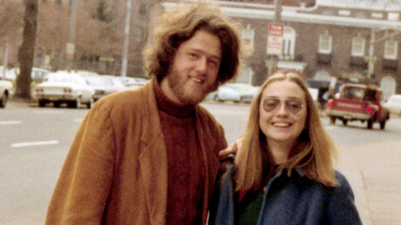 希拉莉和克林顿在耶鲁大学求学时邂逅。当时的希拉莉有一头厚厚的金发，戴着一幅大眼镜，没化妆。-图取自希拉莉instagram-