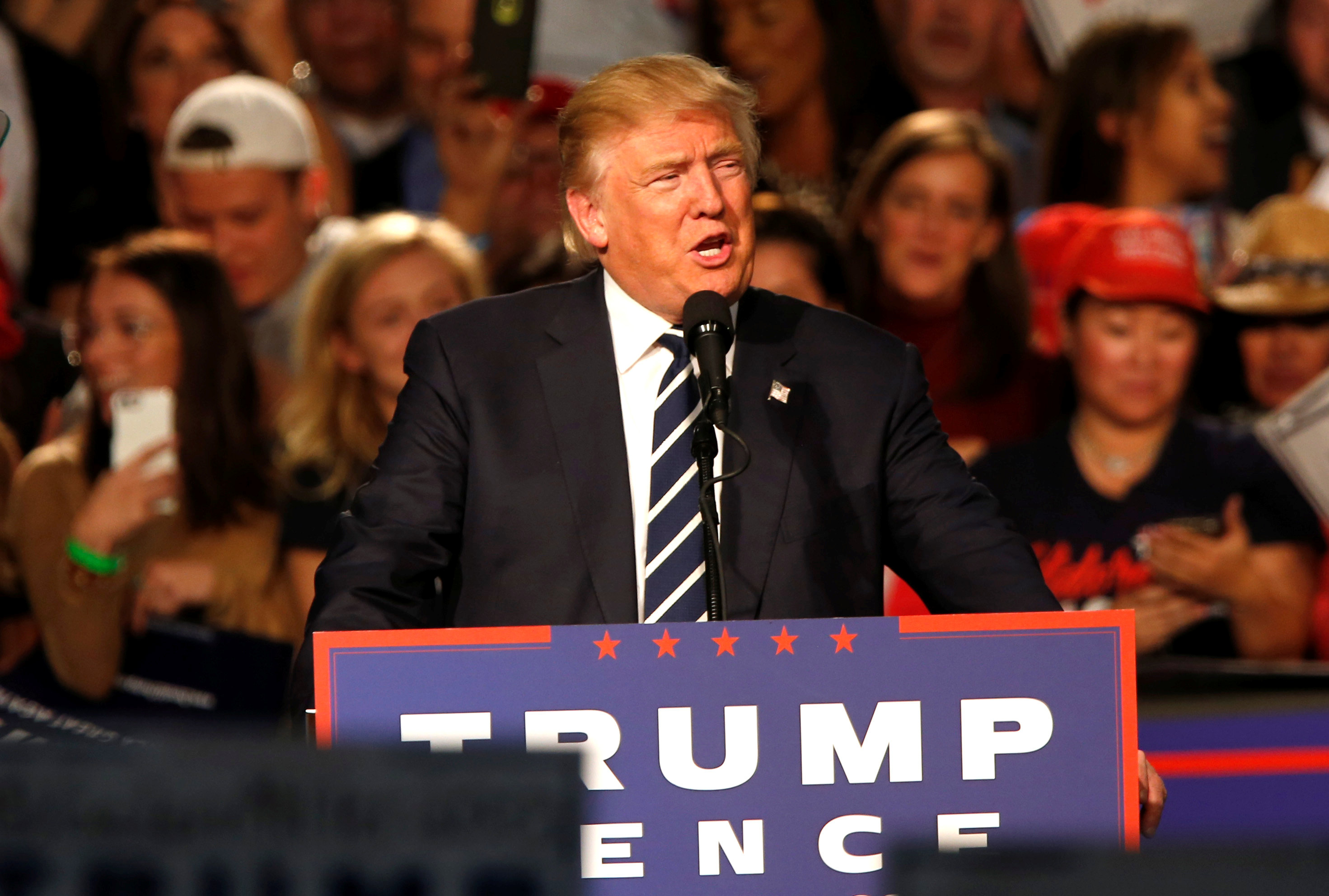 U.S. Republican presidential nominee Donald Trump speaks at his final campaign event at the Devos Place in Grand Rapids, Michigan, U.S. November 8, 2016. REUTERS/Rebecca Cookn