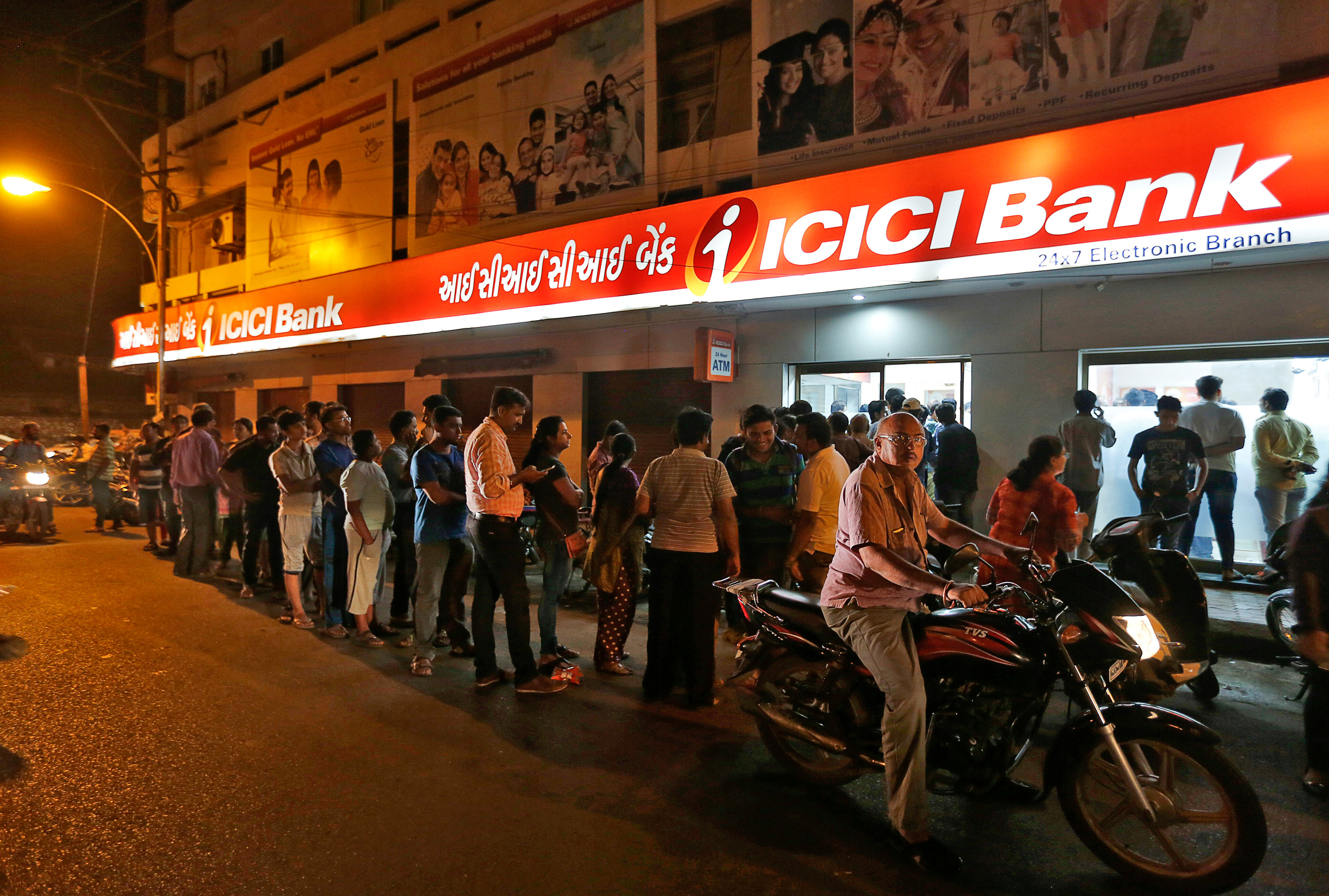 People wait to deposit and withdraw their money outside an ICICI Bank ATM in Rajkot, India, November 8, 2016. REUTERS/Amit Dave TPX IMAGES OF THE DAYn