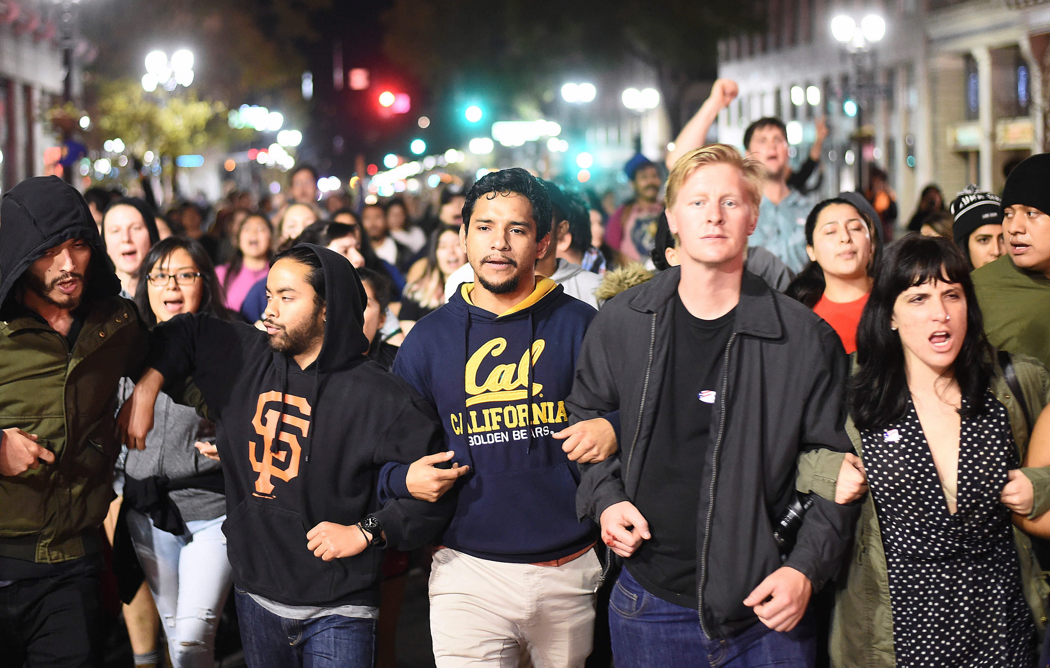 Protesters against president-elect Donald Trump march peacefully through Oakland, California, U.S., November 9, 2016. A separate group earlier in the night set fire to garbage bins and smashed multiple windows. REUTERS/Noah Bergern