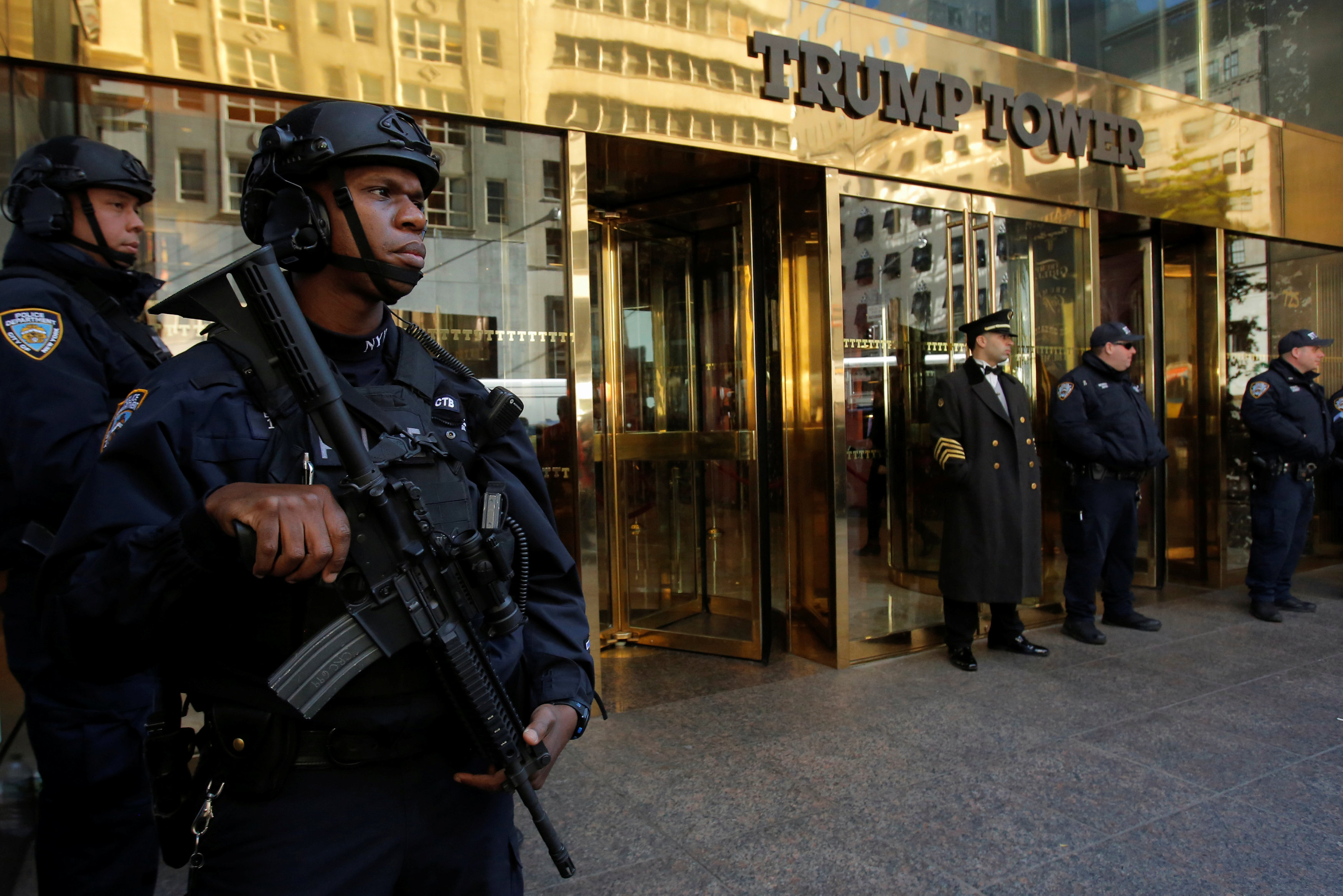 除了砂石车，当局还派了大批警察在特朗普大楼外戒备。-路透社-