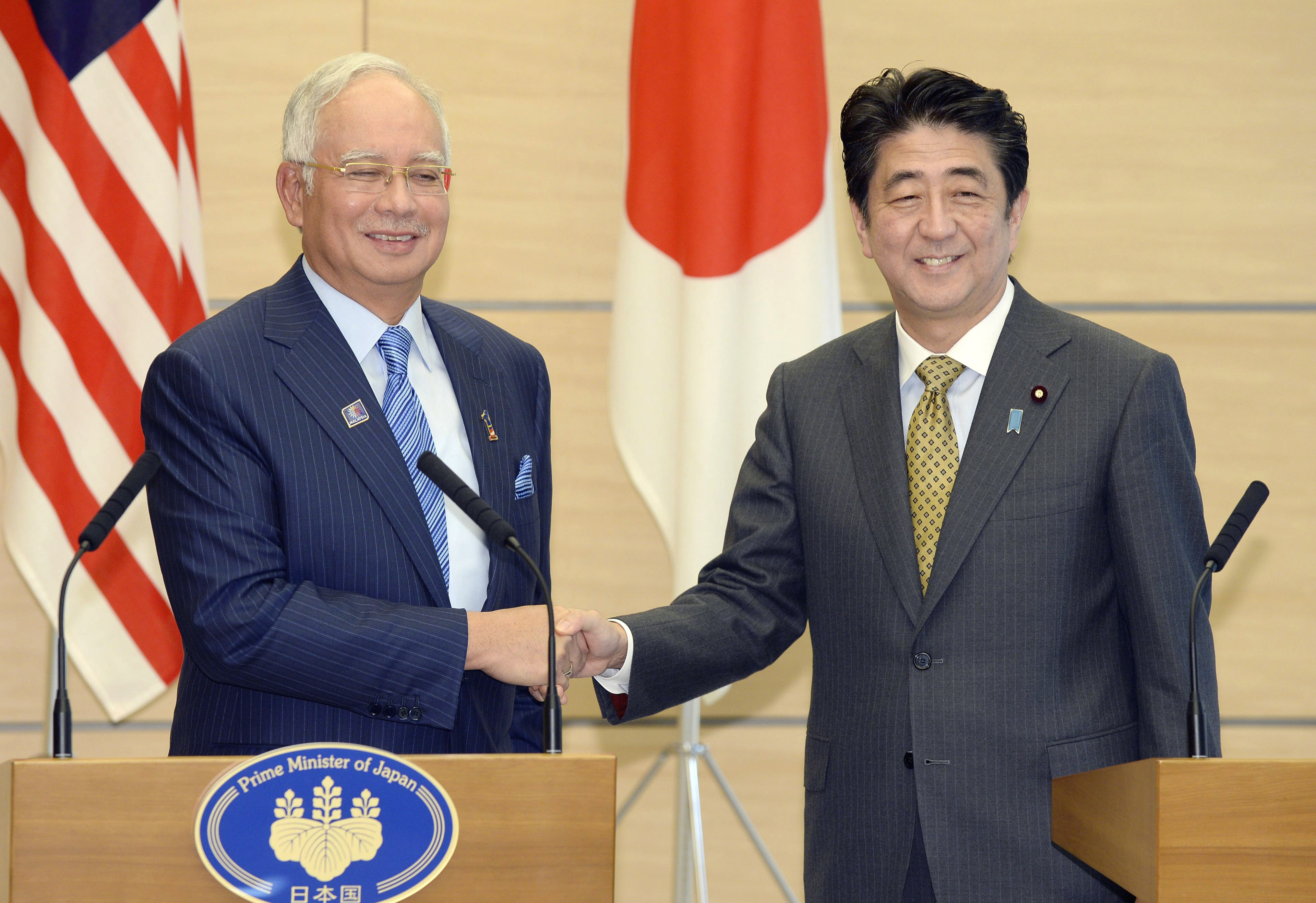Prime Minister Datuk Seri Najib Razak shakes hands with Japanese Prime Minister Shinzo Abe at the end of their joint news conference at Abeu00e2u20acu2122s official residence in Tokyo November 16, 2016. u00e2u20acu201d Reuters pic