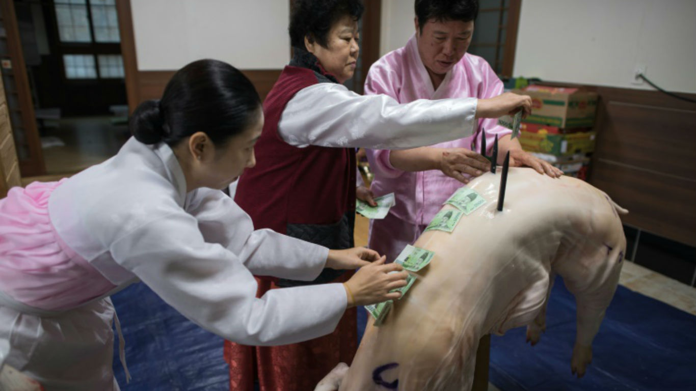 萨满教进行祭祀仪式时，常以猪和猪头作为祭品。-法新社-
