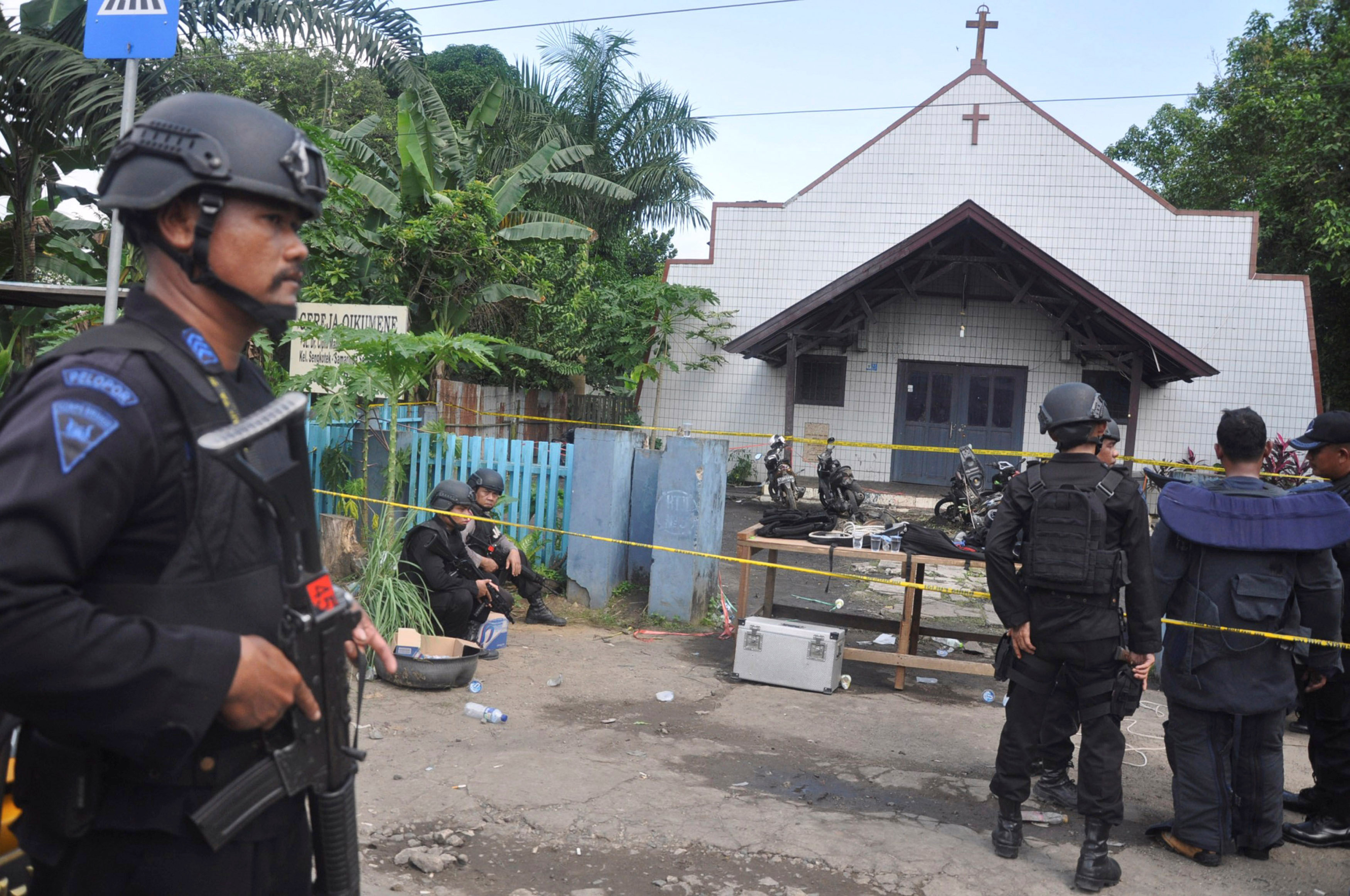 三马林达教堂上周日遭汽油弹攻击，导致1死5伤。-路透社-