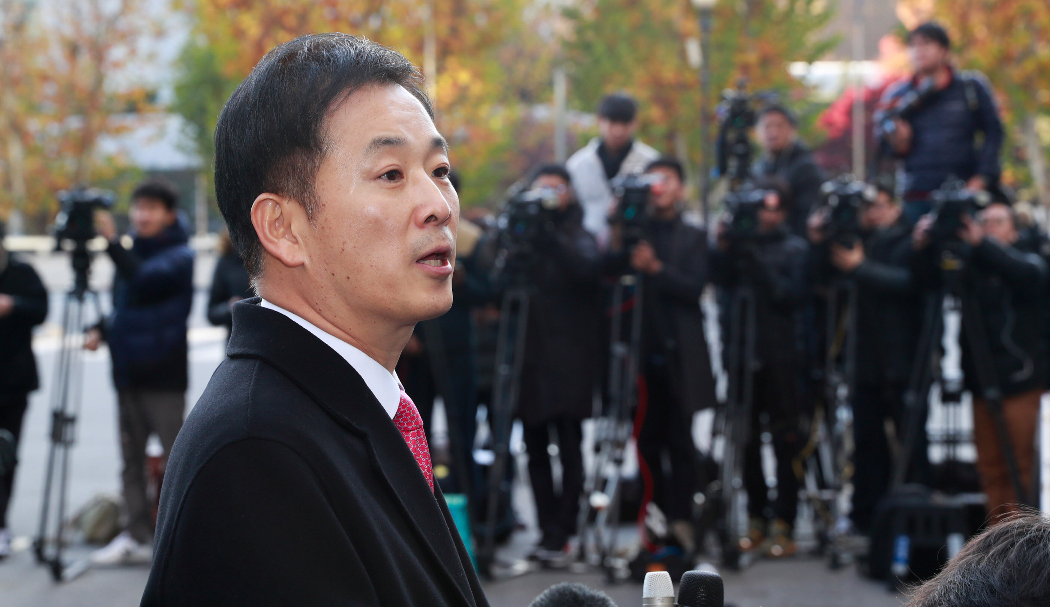 Yoo Yeong-ha, a lawyer for South Korean President Park Geun-hye, talks to reporters in Seoul, South Korea, November 15, 2016. Yonhap/via REUTERS ATTENTION EDITORS - THIS IMAGE HAS BEEN SUPPLIED BY A THIRD PARTY. SOUTH KOREA OUT. FOR EDITORIAL USE ONLY. NO
