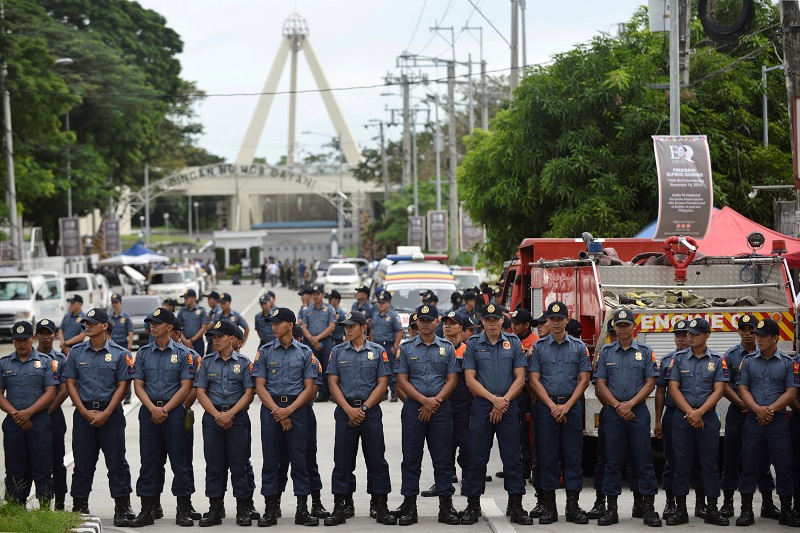 菲律宾当局为马可斯举行英雄式葬礼，数千名士兵及警员在国家英雄墓园戒备。-路透社-