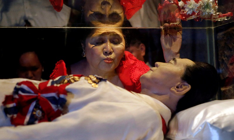 2014年7月2日，马可斯的遗孀伊美黛在北伊罗科斯省庆祝85岁大寿。她身穿艳红礼服，佩戴耀眼勋章及首饰，前往马可斯停灵的墓穴，亲吻放置遗体的玻璃灵柩，称希望马可斯能以英雄式葬礼入土。-路透社-