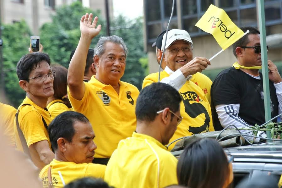 敦马哈迪（右2）联同前副首相慕尤丁（左2），都身穿净选盟黄色T恤对集会者致词。-M中文网苏晓枫摄-