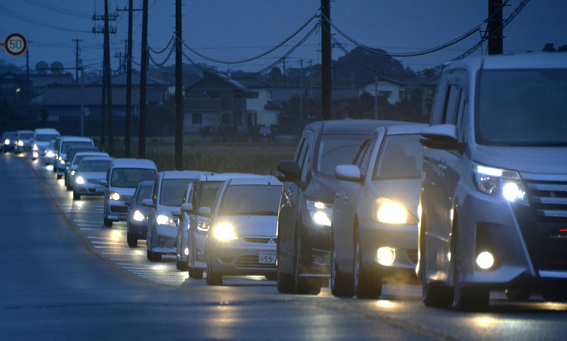 当局发出海啸警报后，福岛县磐城市的居民纷纷开车撤离到高处。-路透社/共同社-