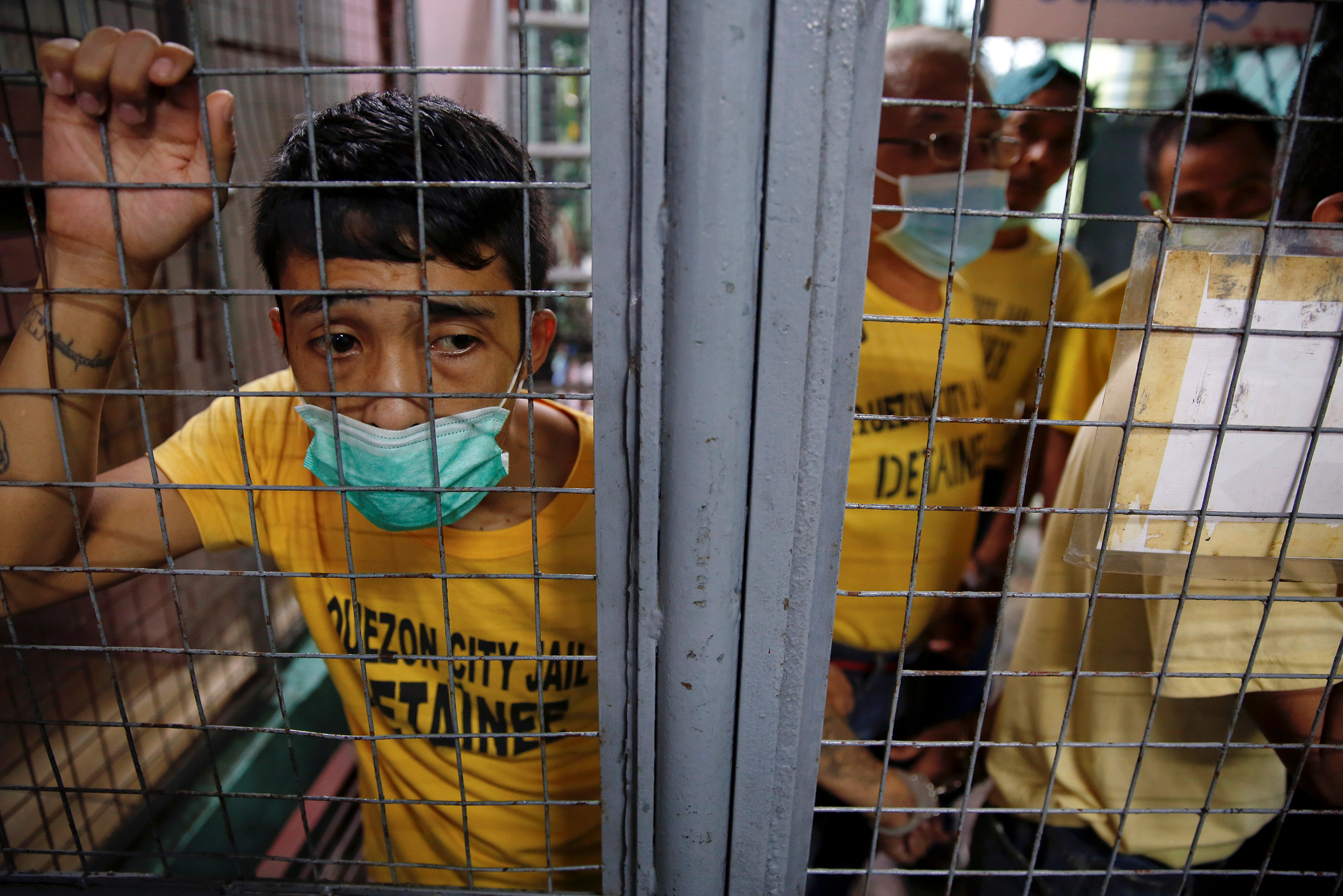 Inmates wait to be taken from Quezon City Jail to court hearings in Manila, Philippines October 19, 2016. REUTERS/Damir Sagolj SEARCH ,DAMIR PRISON, FOR THIS STORY. SEARCH ,WIDER IMAGE, FOR ALL STORIES.n