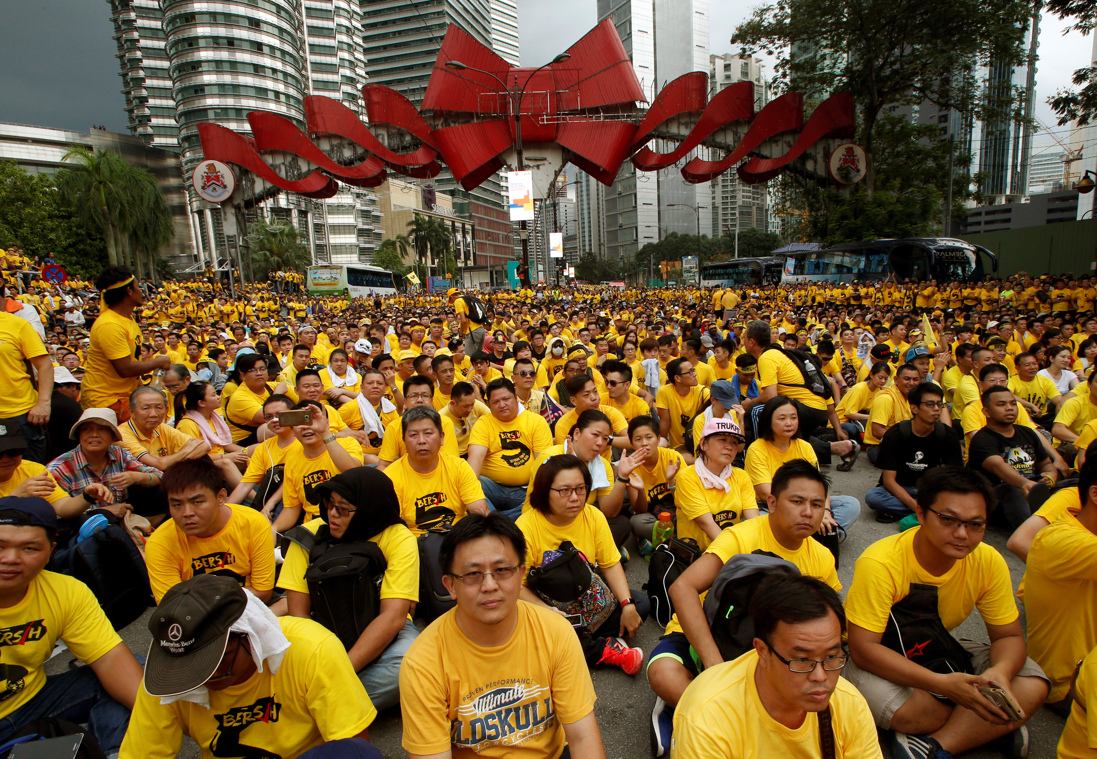 Members of pro-democracy group Bersih listen to former Malaysian prime minister Mahathir Mohammad at a rally during a 1MDB protest, calling for Prime Minister Najib Abdul Razak to resign, in Kuala Lumpur, MalaysiaNovember 19, 2016. REUTERS/Edgar Sun