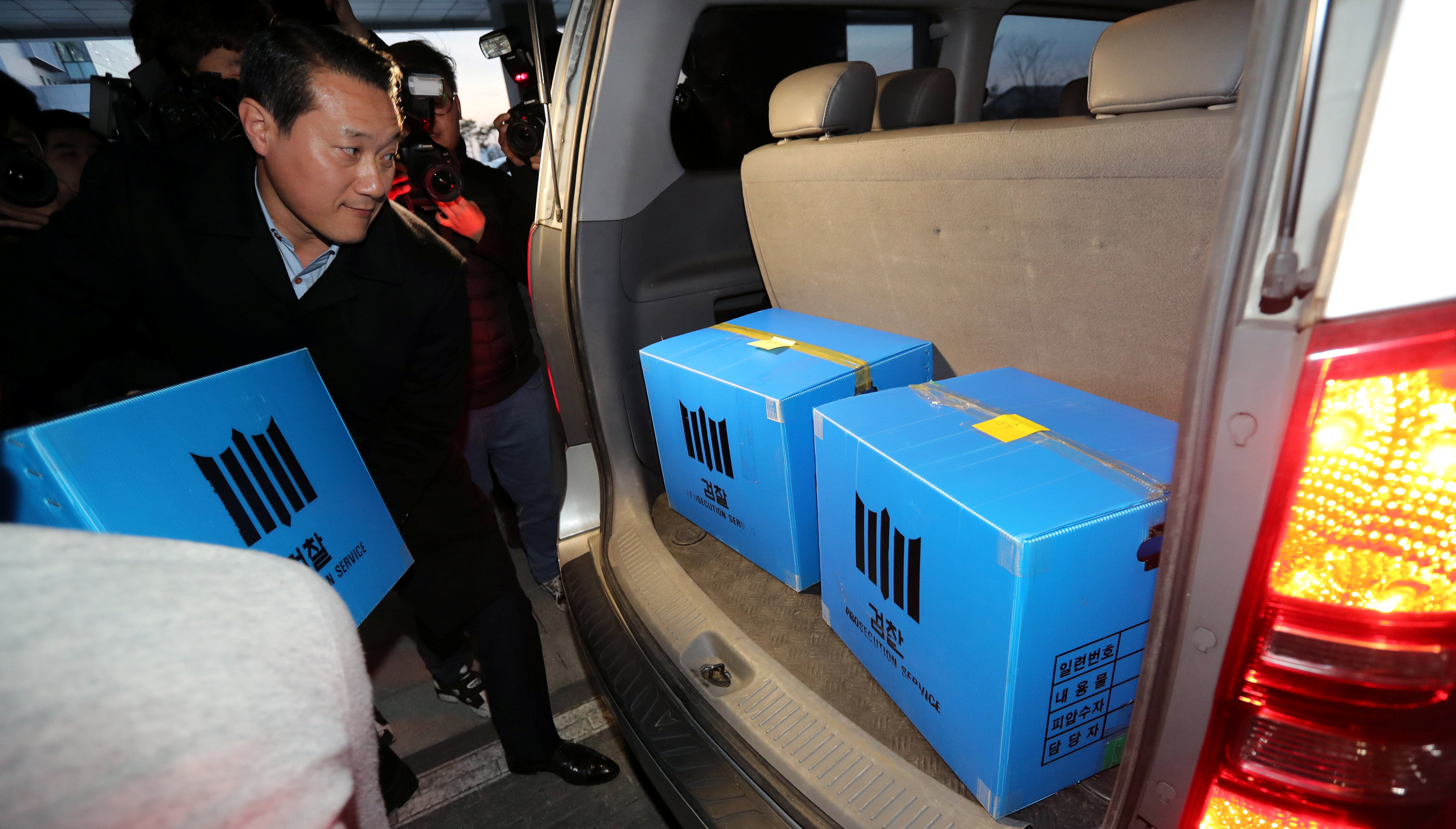 A prosecution investigation officer moves boxes carrying evidence seized at a branch office of National Pension Service (NPS) in Jeonju, South Korea, November 23, 2016. Kim Dong-cheol/Yonhap via REUTERS ATTENTION EDITORS - THIS IMAGE HAS BEEN SUPPLIED BY 