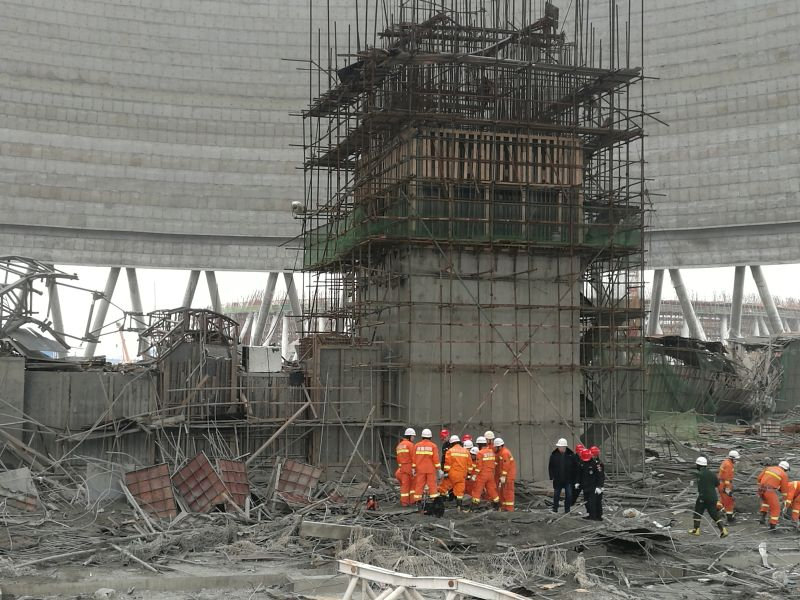 Rescue workers search the site where a power plant's cooling tower under construction collapsed, in Fengcheng, Jiangxi province, China, November 24, 2016. REUTERS/Stringer ATTENTION EDITORS - THIS IMAGE WAS PROVIDED BY A THIRD PARTY. EDITORIAL USE ONLY. C