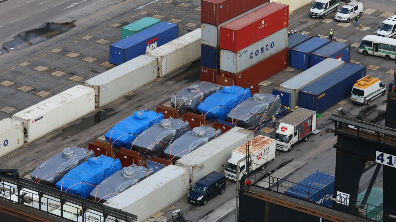 9辆装甲车以塑胶布覆盖，以3x3排列，停泊在香港葵涌码头。-图取自香港01-