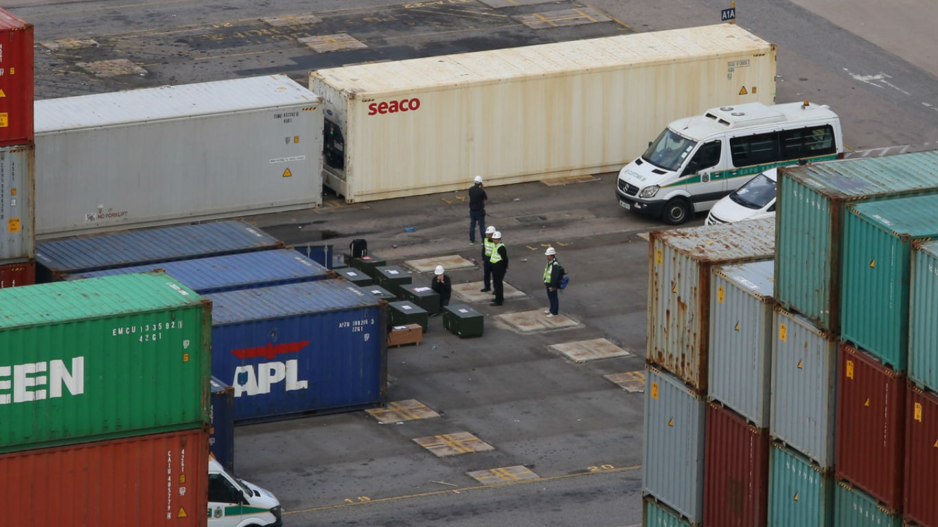 现场有至少8个墨绿色箱子，警方曾派出爆炸品处理课到场调查。-图取自香港01-