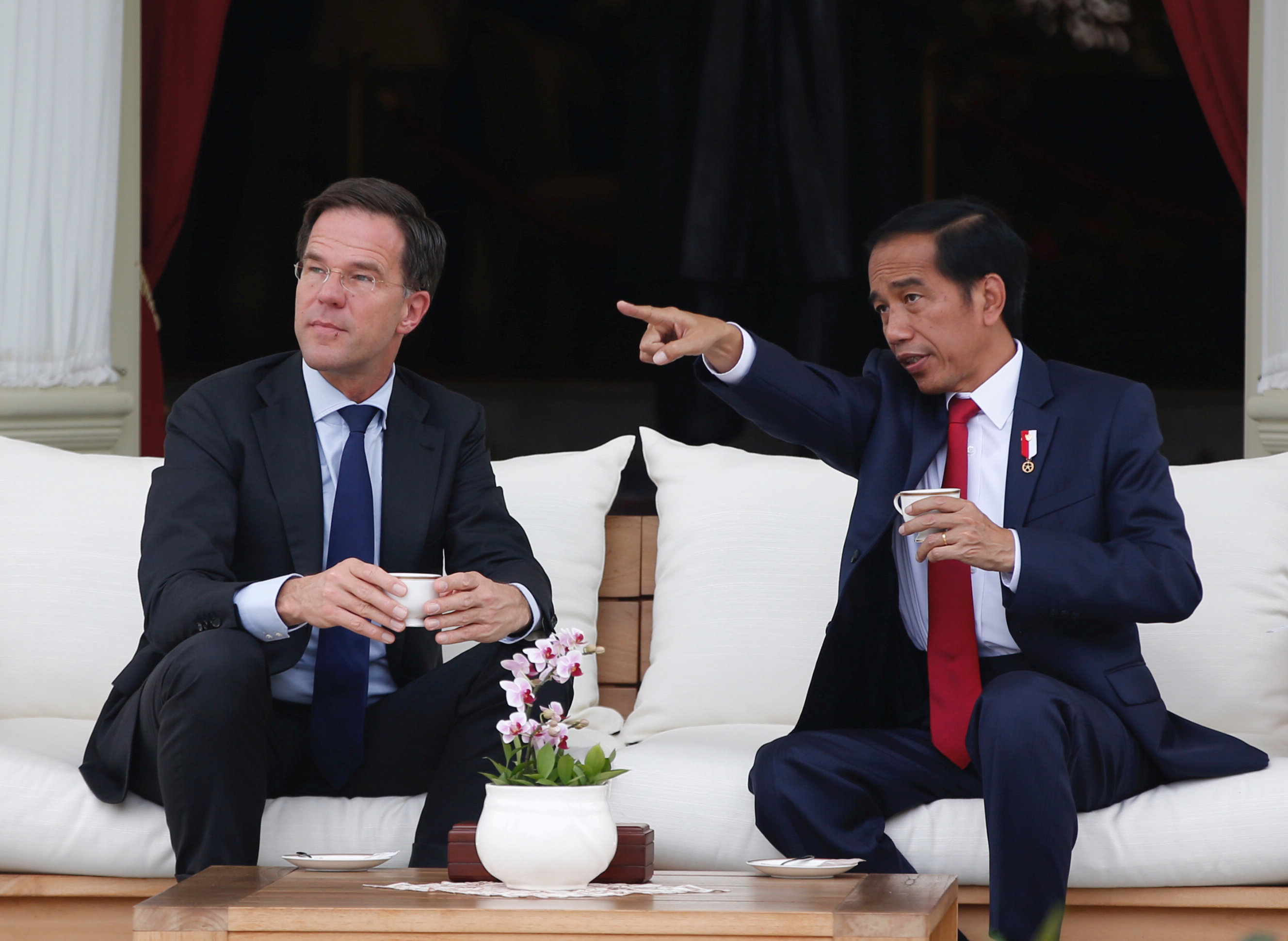 Indonesia President Joko Widodo (R) chats with visiting Dutch Prime Minister Mark Rutte during their meeting at the presidential palace in Jakarta, Indonesia November 23, 2016. REUTERS/Darren Whitesiden