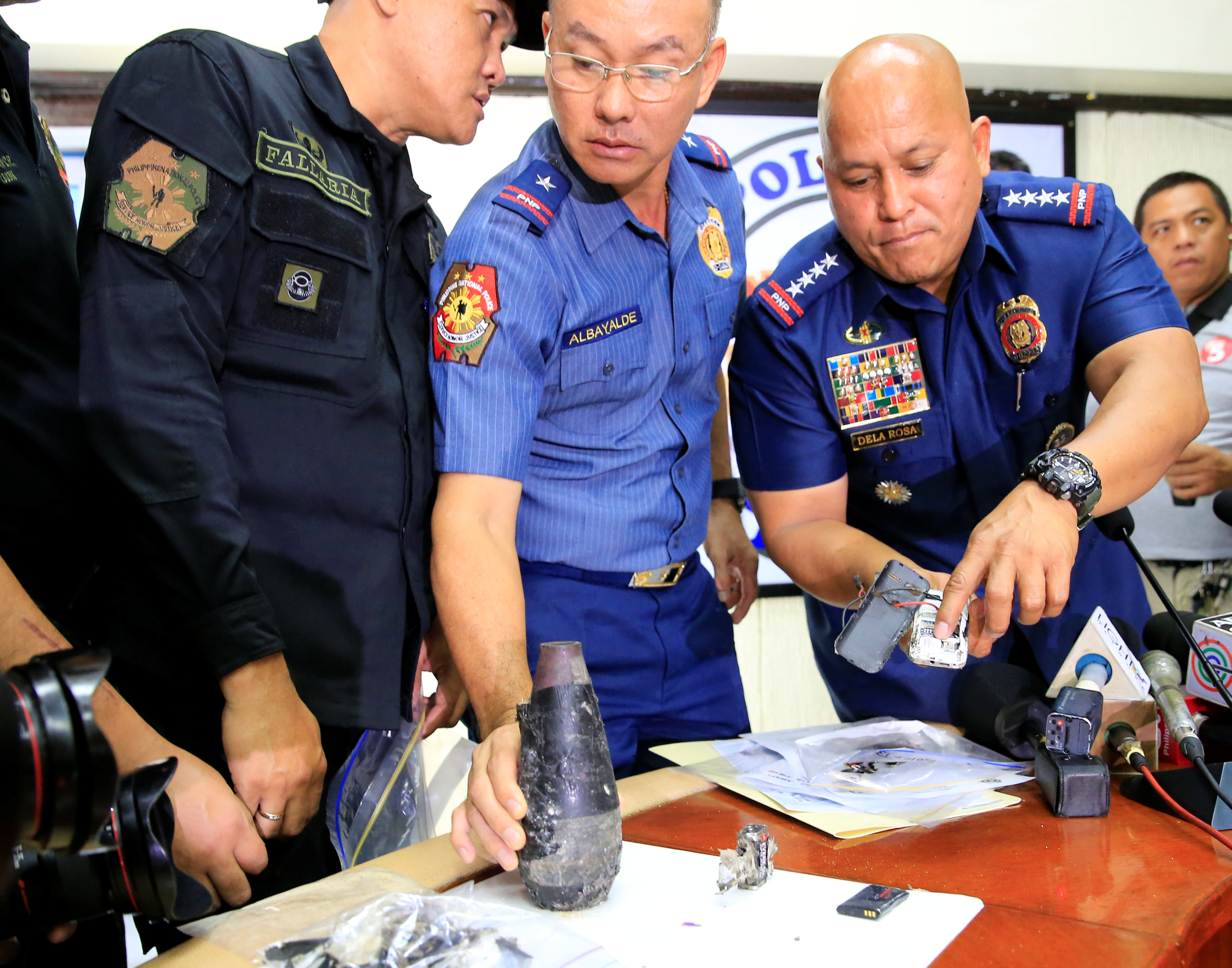 Philippine National Police (PNP) chief Director General Ronald Dela Rosa (R) and National Capital Region Police Office (NCRPO) chief superintendent Oscar Albayalde inspect the Improvised Explosive Device (IED) found near the U.S Embassy during a press con