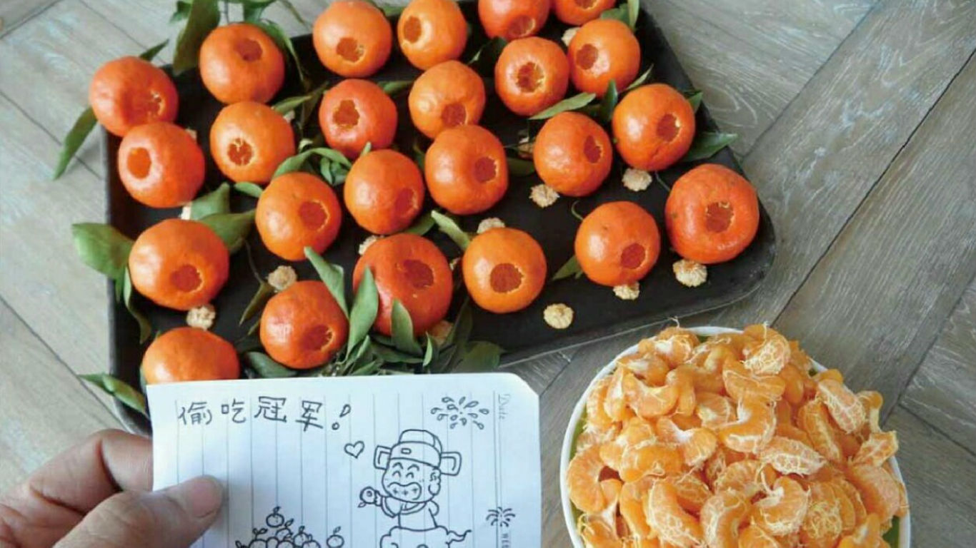 橘子开个洞就能取出来？真的假的？叶子还在呢。-图取自魏泽楷微博-