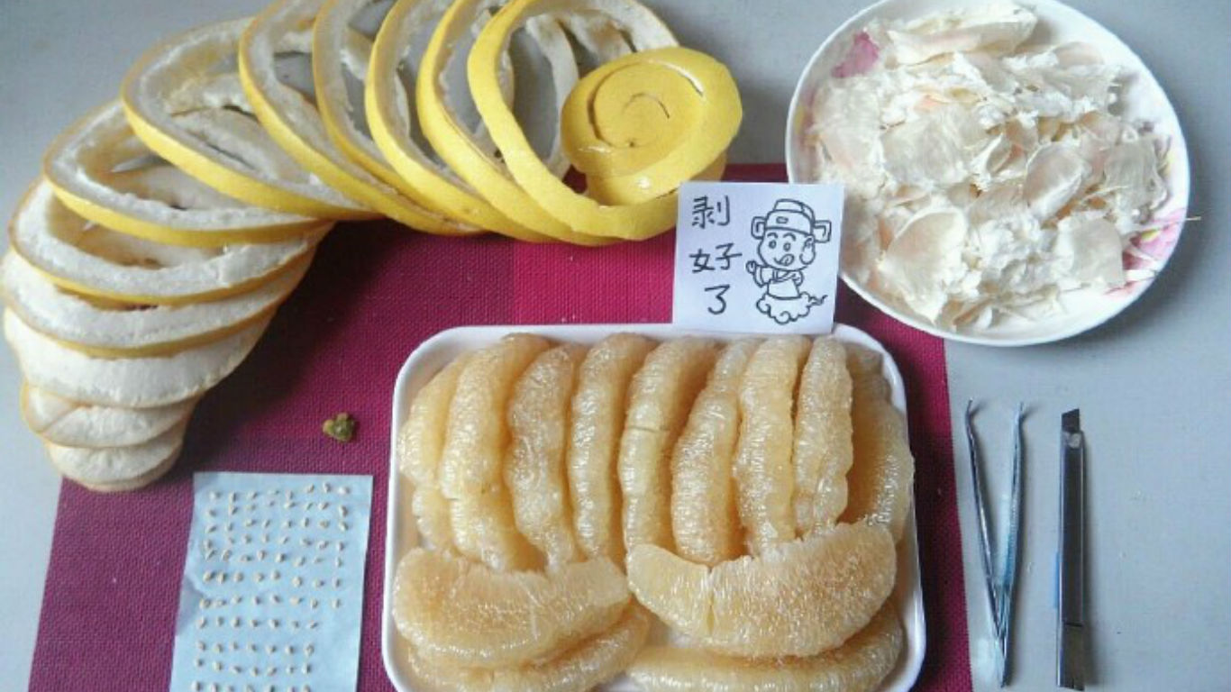 吃柚子，要外皮、内皮、果肉、种子四分离才算数！-图取自魏泽楷微博-