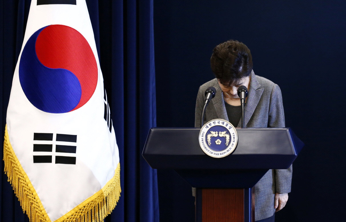 South Korean President Park Geun-Hye bows during an address to the nation, at the presidential Blue House in Seoul, South Korea, 29 November 2016. REUTERS/Jeon Heon-Kyun/Pooln