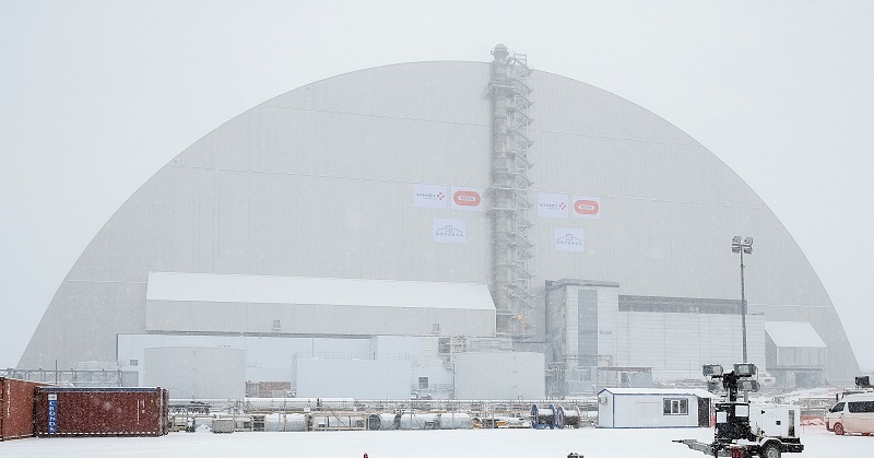 覆盖切尔诺贝利核电站4号反应堆的新安全保护罩周二完工，这是世界上最大的可移动金属装置。-路透社-
