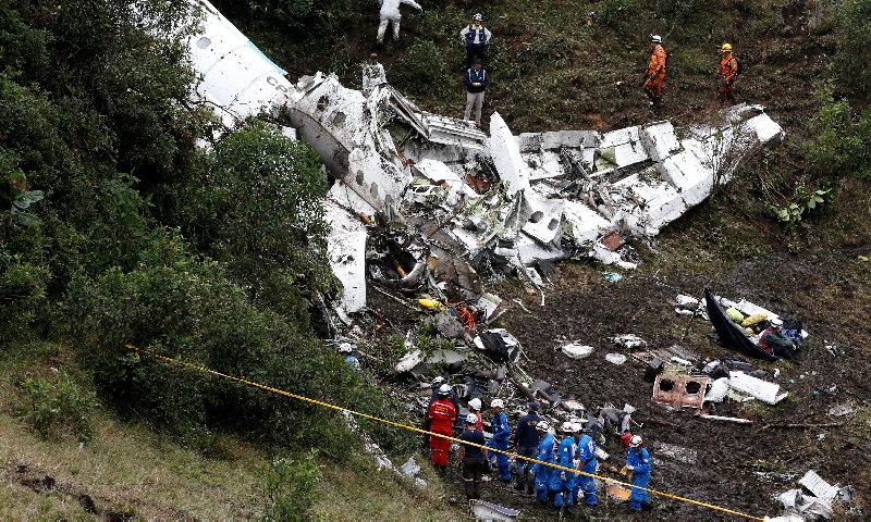 ATTENTION EDITORS - VISUAL COVERAGE OF SCENES OF INJURY OR DEATHRescue crew work at the wreckage of a plane that crashed into the Colombian jungle with Brazilian soccer team Chapecoense onboard near Medellin, Colombia, November 29, 2016. REUTERS/Jaime Sal