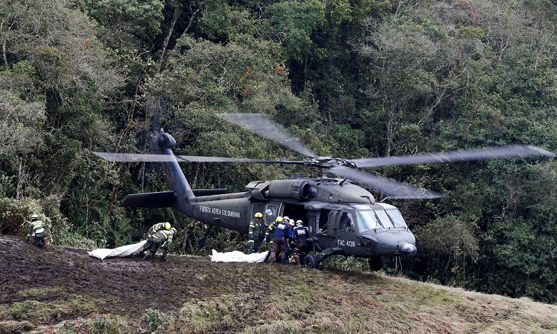哥伦比亚空军的直升机，在坠机地点载走遇难乘客遗体。-路透社-