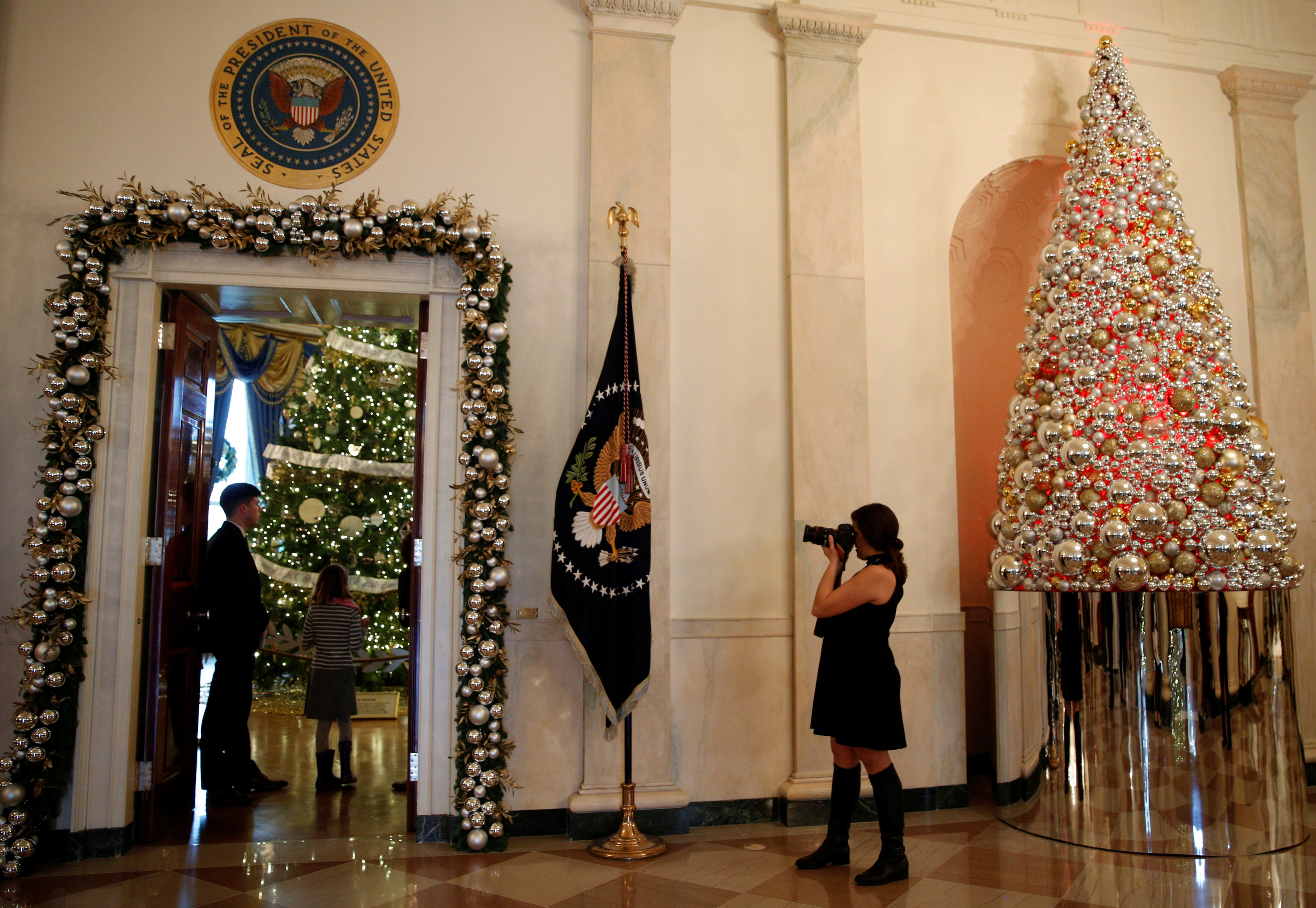 白宫的圣诞装饰是很多游客向往参观的目标。-路透社-