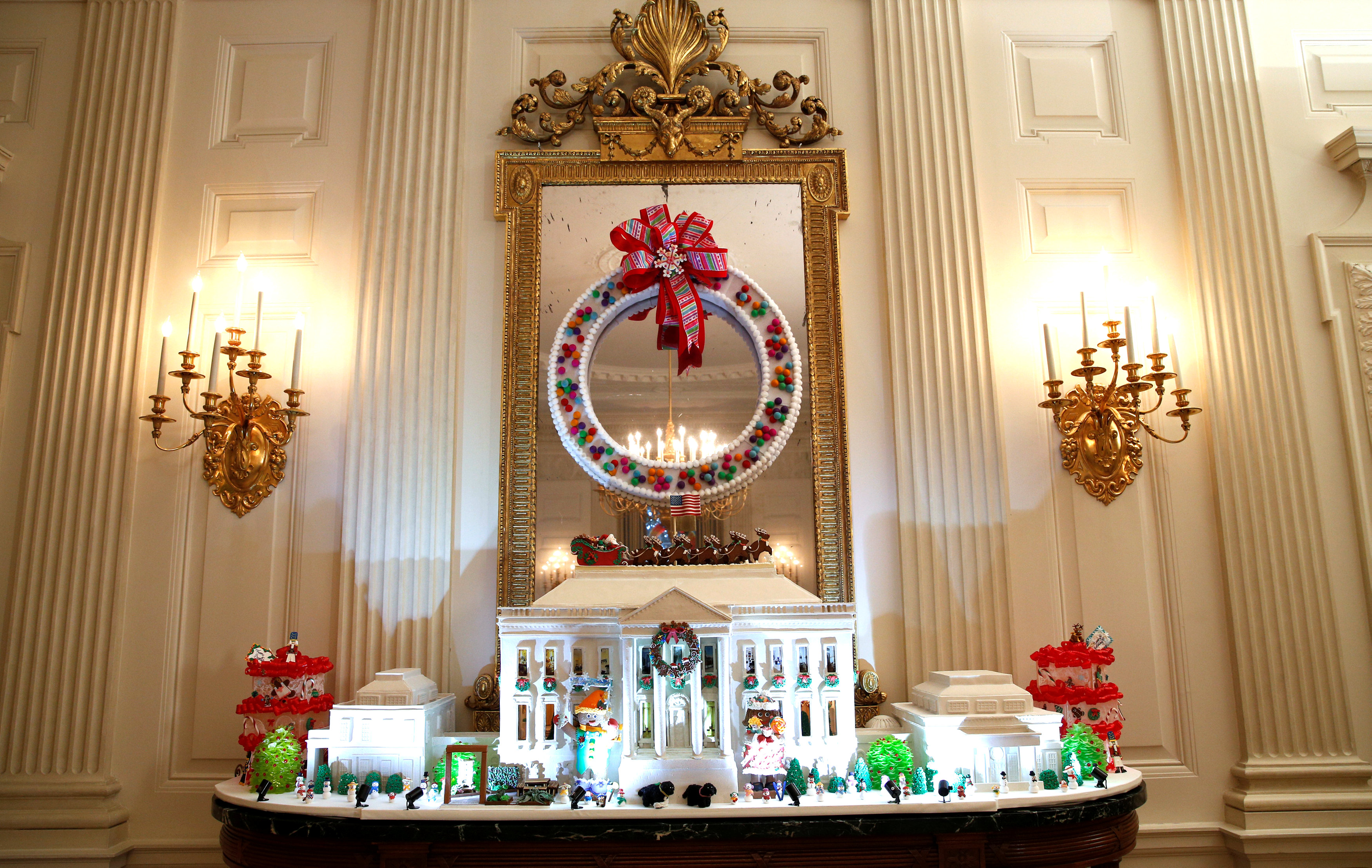 白宫国宴厅里这个最大的姜饼屋，超过300磅重，仿照白宫的建筑式样，包括东西厢房，外面涂满诱人的白巧克力，周围的装饰也都是用面粉和糖霜制成。-路透社- 