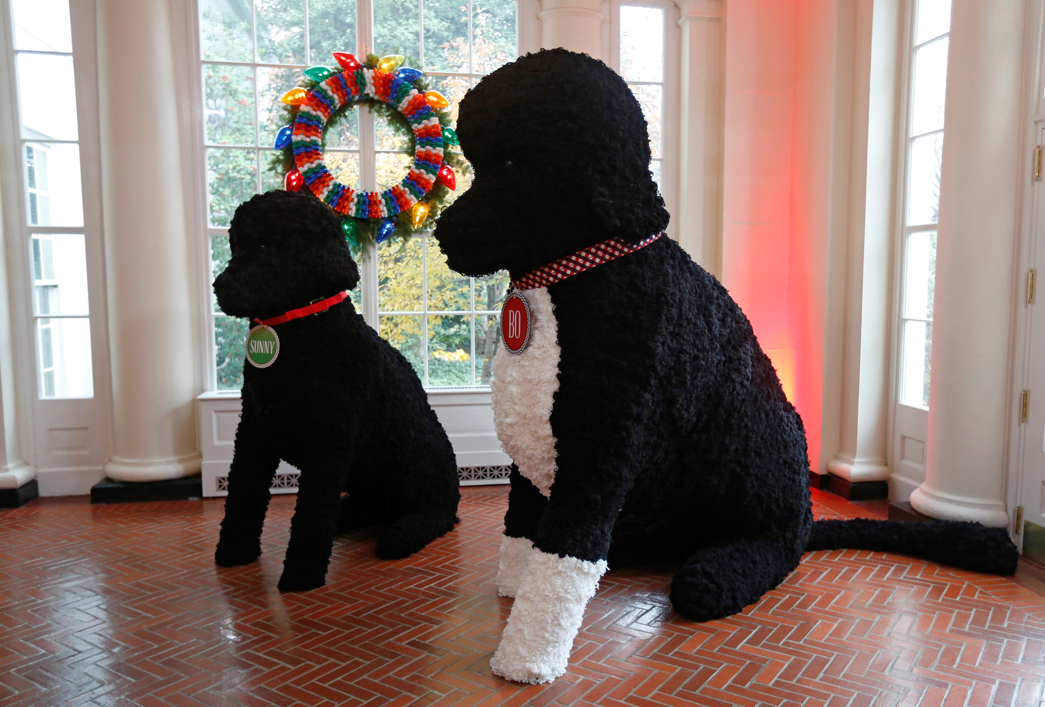 由2万5000朵纸球所制成的“第一狗”─“萨尼”（Sunny）和“波”（Bo）的拟真造型狗狗大玩偶。-路透社-
