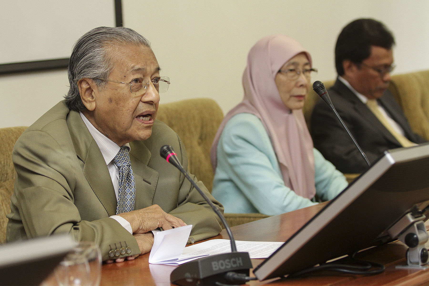 Tun Dr Mahathir Mohamad speaks during a meeting to in Parliament in Kuala Lumpur November 8, 2016. u00e2u20acu201dPicture by Yusof Mat Isa