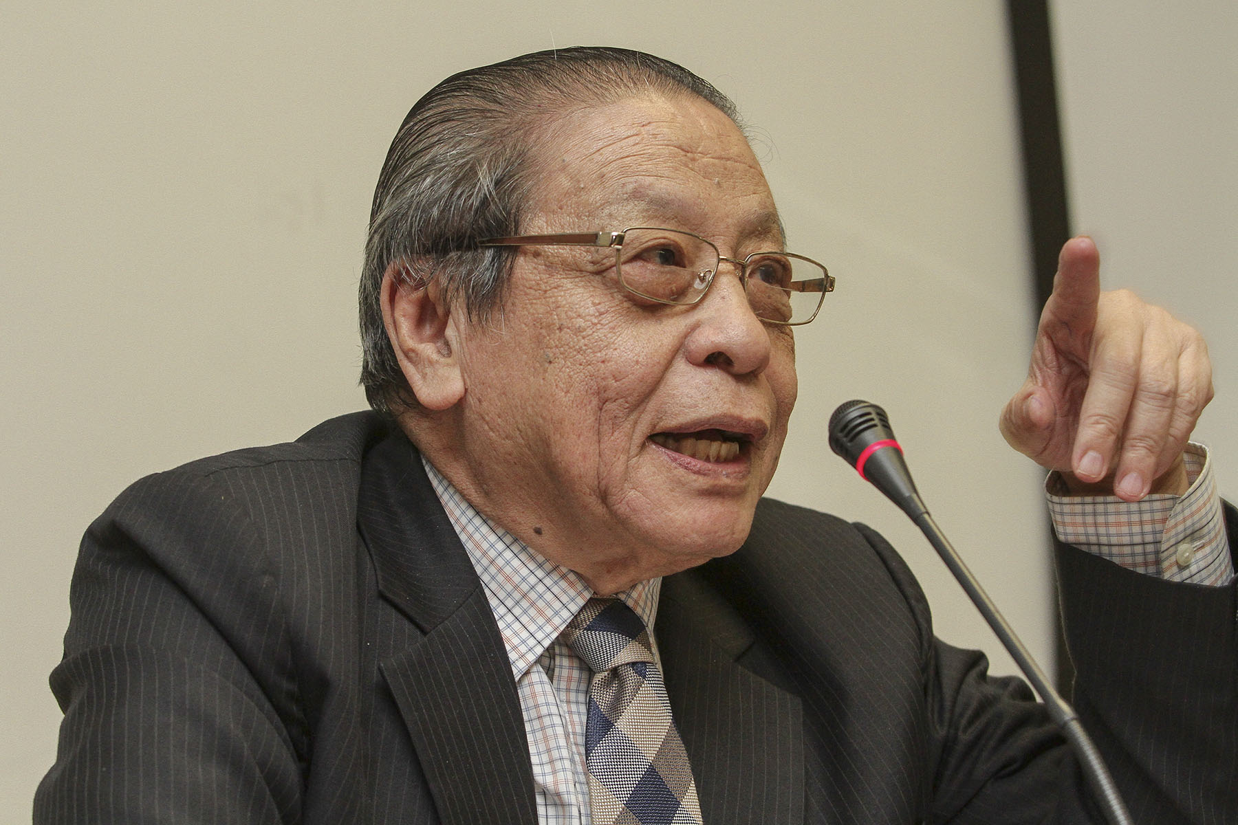 DAPu00e2u20acu2122s Lim Kit Siang speaks during a meeting in Parliament, Kuala Lumpur November 8, 2016. u00e2u20acu201dPicture by Yusof Mat Isa