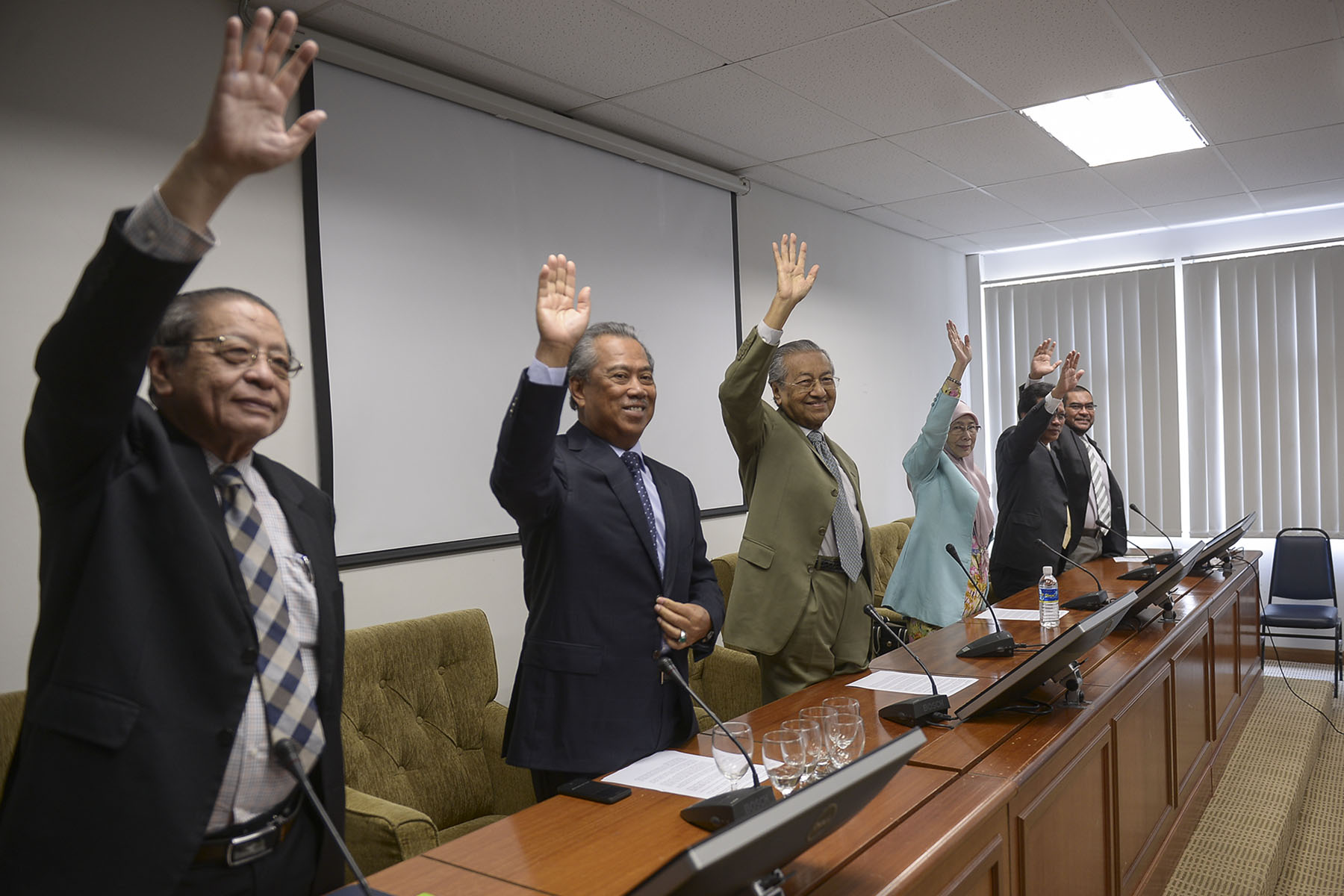 Tun Dr Mahathir Mohamad  (third from left) and Pakatan Harapan lawmakers during a meeting in Kuala Lumpur November 8, 2016. u00e2u20acu201dPicture by Yusof Mat Isa 