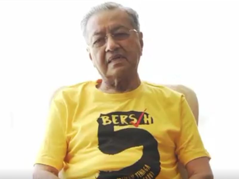 Tun Dr Mahathir mengenakan baju T Bersih 5 ketika diwawancara untuk promosi demonstrasi Sabtu ini dan kemudian disebar meluas di media sosial.