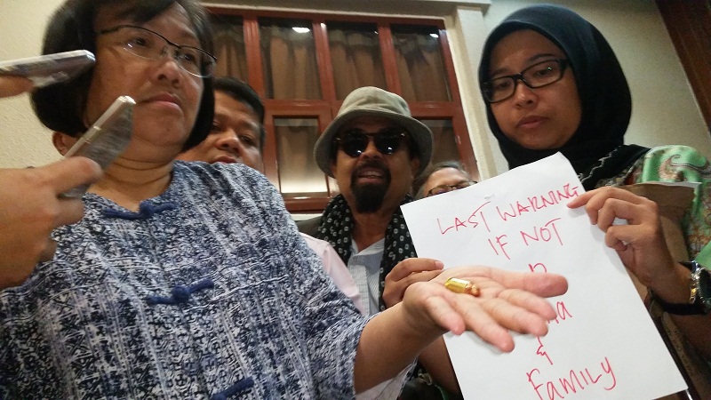 Bersih 2.0 chief Maria Chin Abdullah (left) shows the bullet and note written in red ink which she received this morning in Kuala Lumpur, November 29, 2016. 