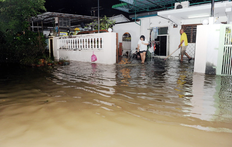 Residents in Taman Thean Teik, Air Itam Road, George Town cleaning their homes hit by flash floods following heavy rain in the early morning November 7, 2016. u00e2u20acu201d Bernama pic