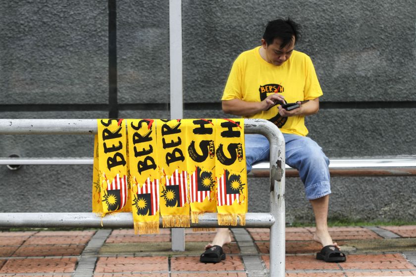 在孟沙玛洛夫路旁，可见有商业头脑的小贩摆档卖起净选盟5集会的商品起来。-M中文网Yusof Mat Isa摄-